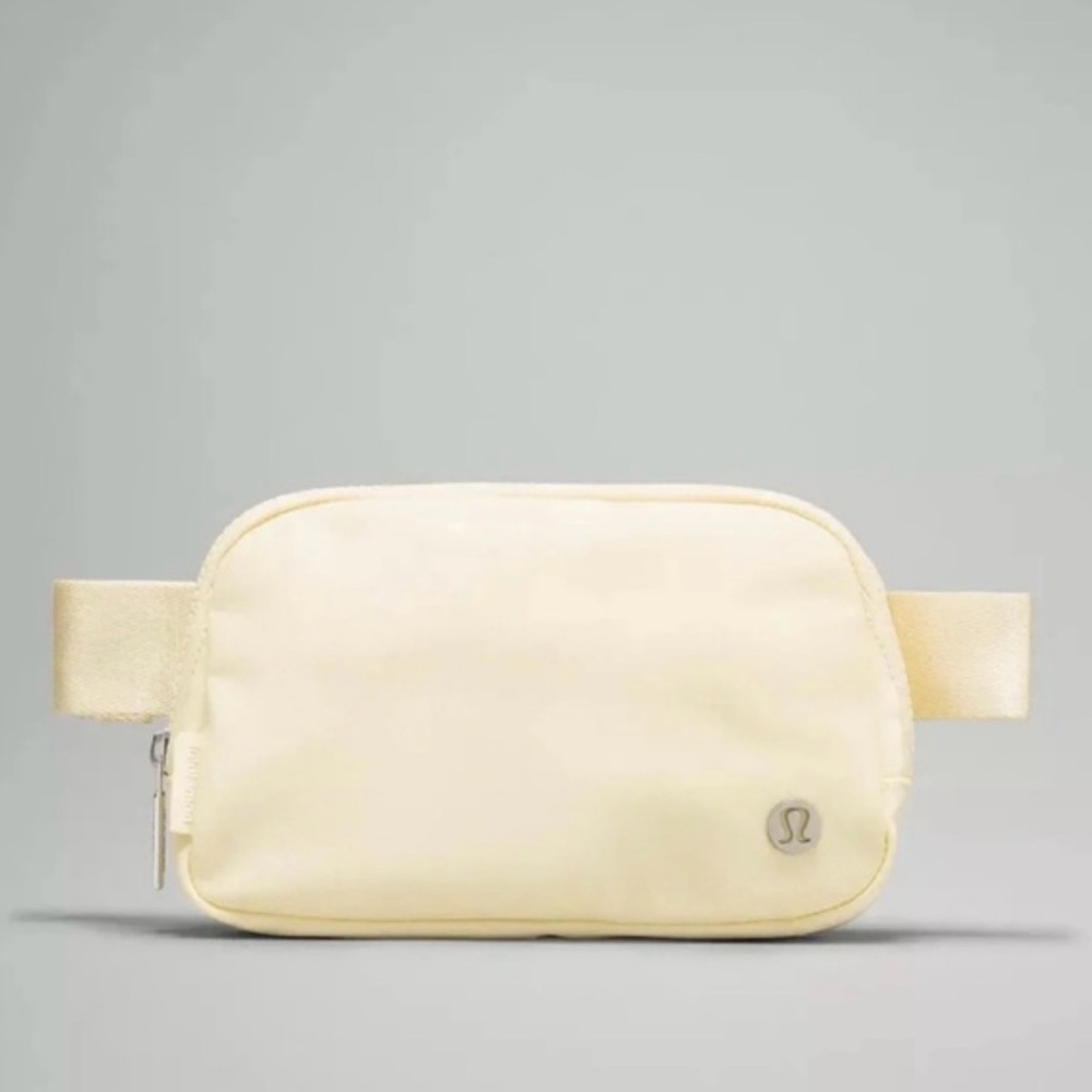 lululemon Everywhere Belt Bag 1L- Butter cream
